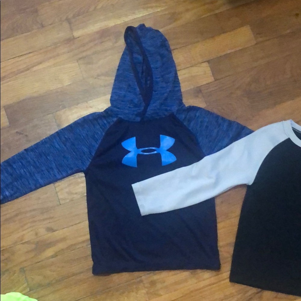Boys size 4 under armour long sleeve shirts